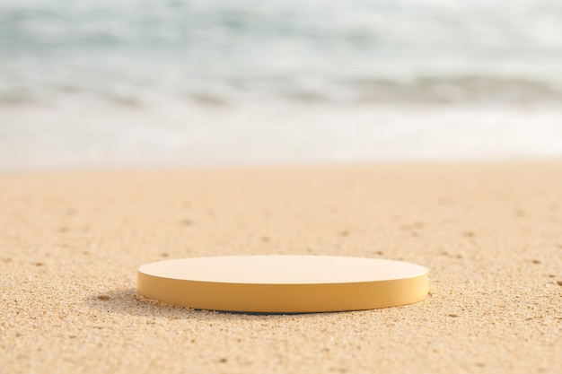 Plataforma beige en la playa para el producto de pie contra el fondo del océano