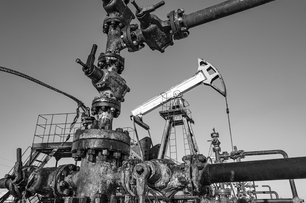 Plataforma de bomba de aceite. Producción de petróleo y gas. Sitio del campo petrolífero. Pump Jack está funcionando. Torres de perforación para la producción de combustibles fósiles y la producción de petróleo crudo. Guerra a los precios del petróleo. Crisis mundial del coronavirus COVID 19.