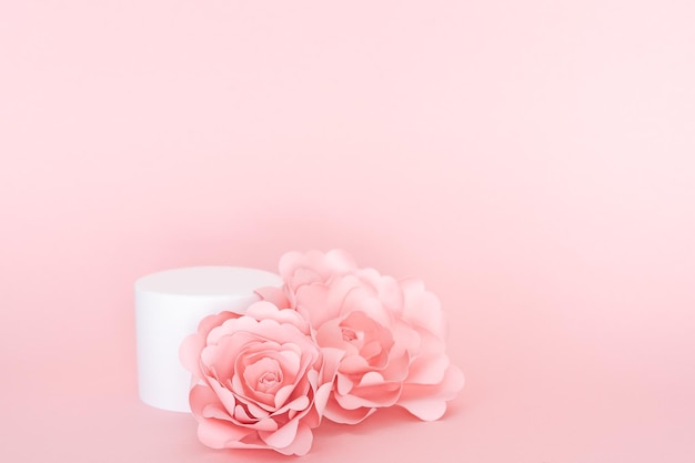 Plataforma branca circular para apresentação do produto com rosas em fundo rosa copie o espaço