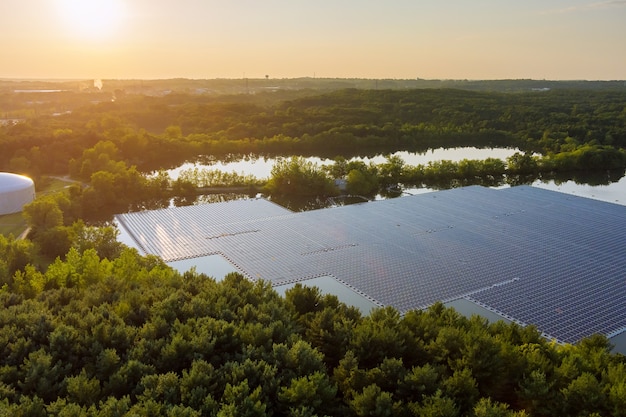 Plataforma de células solares en el lago en vista aérea de electricidad alternativa renovable de paneles solares flotantes