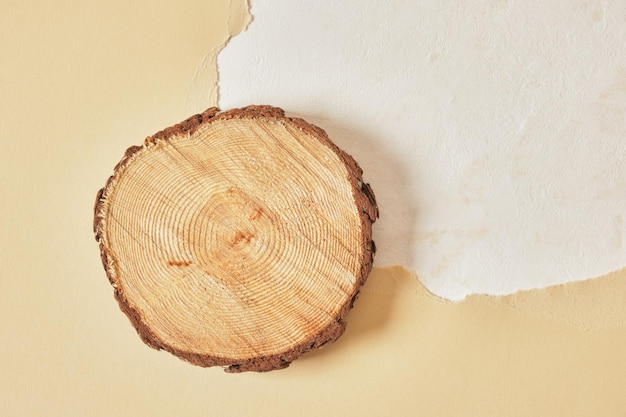 Plataforma circular de madera sobre fondo beige Vitrina vacía para presentación de productos cosméticos