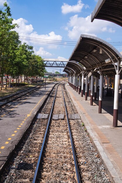 Foto plataforma da estação ferroviária contra o céu