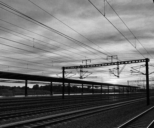 Foto plataforma da estação ferroviária contra o céu