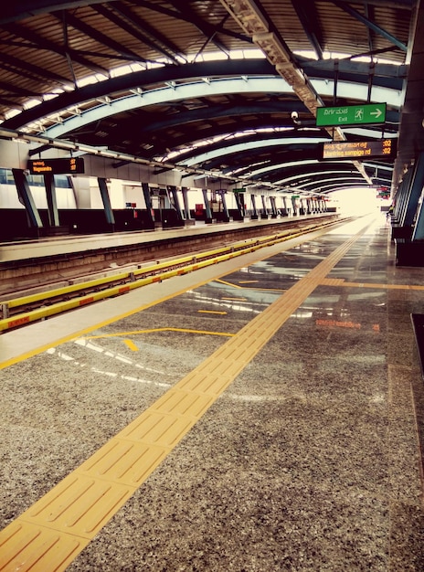 Foto plataforma da estação ferroviária