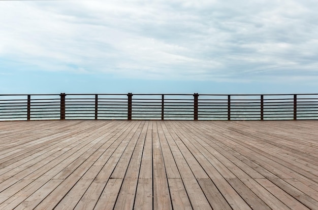 Plataforma de madeira e cerca em um fundo do mar