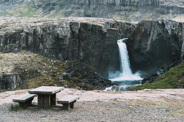 Plataforma de observação com vista para a bela cachoeira na Islândia