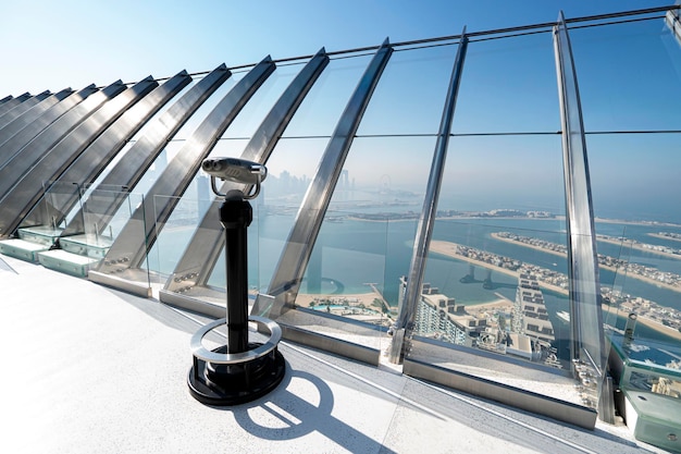 Plataforma de observação no topo de um arranha-céu no telhado Vista da ilha artificial Palm Jumeirah