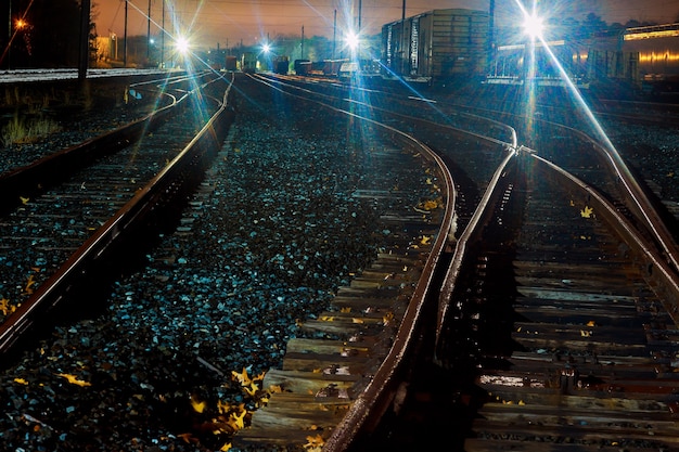 Plataforma de trem de carga à noite ferrovia na ucrânia estação ferroviária estação ferroviária vagões noturnos