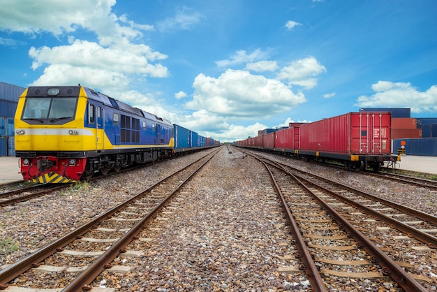 Plataforma de trem de carga com recipiente de trem de carga no depósito no porto uso para logística de exportação