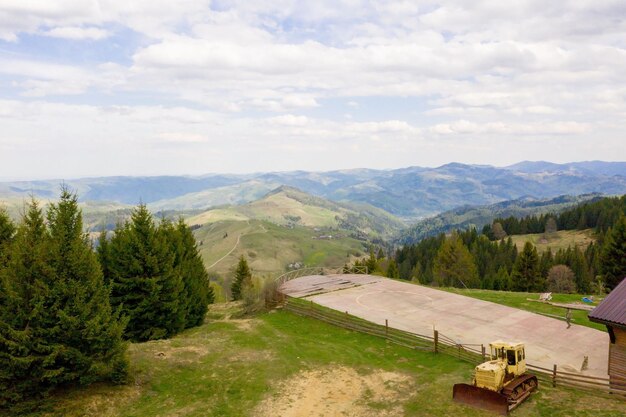 Plataforma de despegue y aterrizaje para helicópteros de rescate en las montañas verdes Una señal de aterrizaje de helicópteros en la cima de una montaña