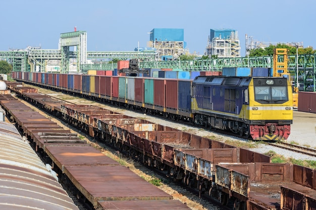 Plataforma do trem da carga com o recipiente do trem de mercadorias no depósito.