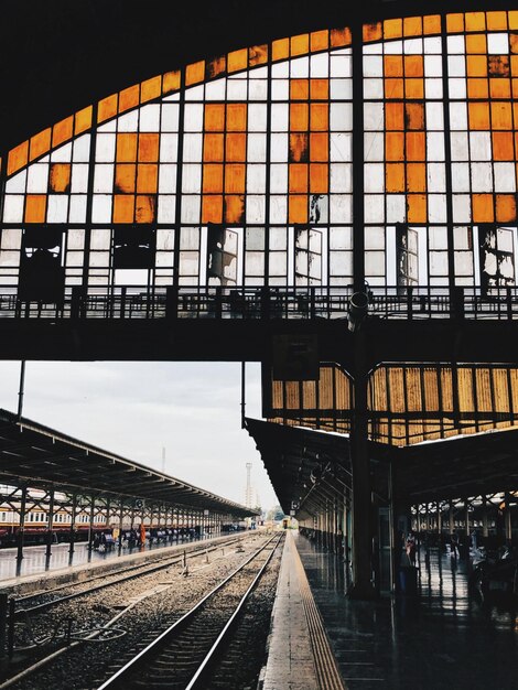 Foto plataforma de la estación de ferrocarril contra el cielo