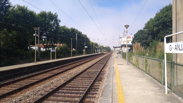 Plataforma de la estación de ferrocarril contra el cielo