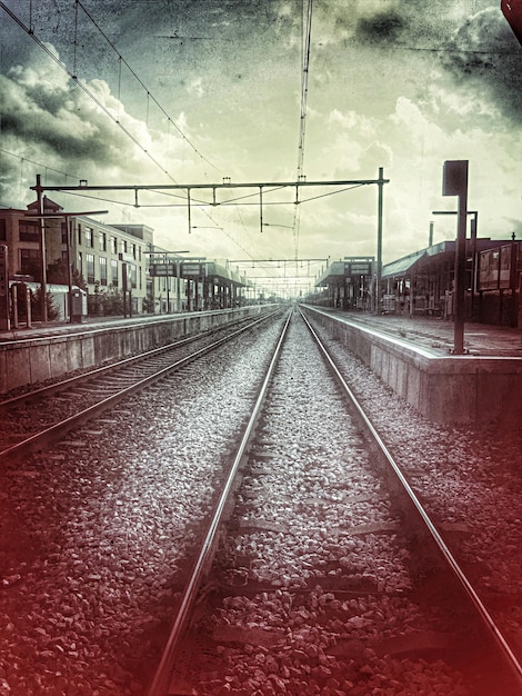 Plataforma de la estación de tren contra el cielo nublado