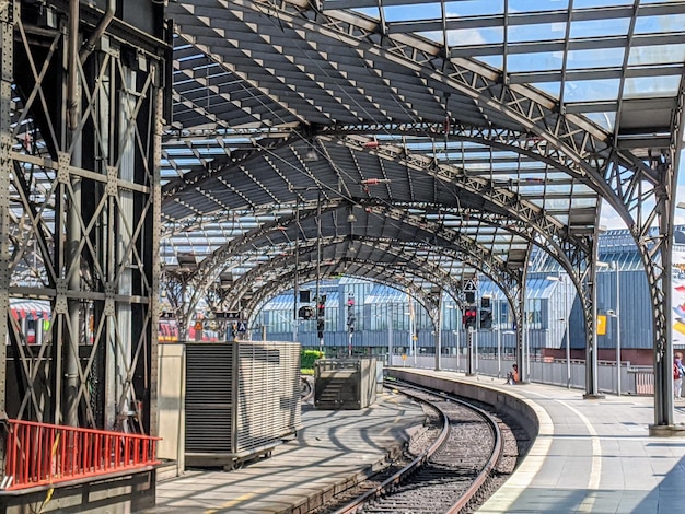 Plataforma de la estación de tren en un día soleado