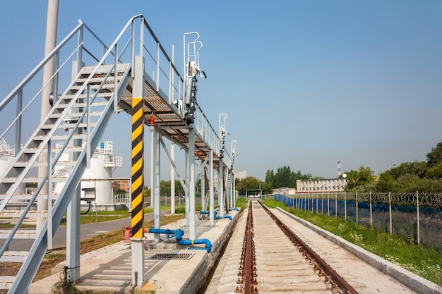 Plataforma ferroviária do complexo de reabastecimento no aeroporto