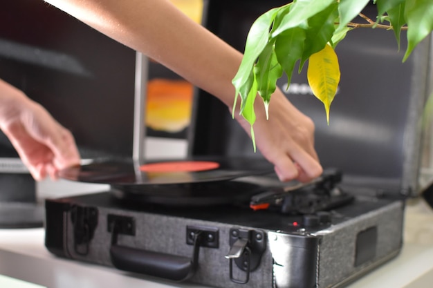 Plataforma giratória dentro de casa. ouvir música em um gramofone moderno. Discos musicais de vinil retrô