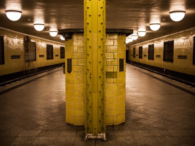 Foto plataforma iluminada da estação de metrô