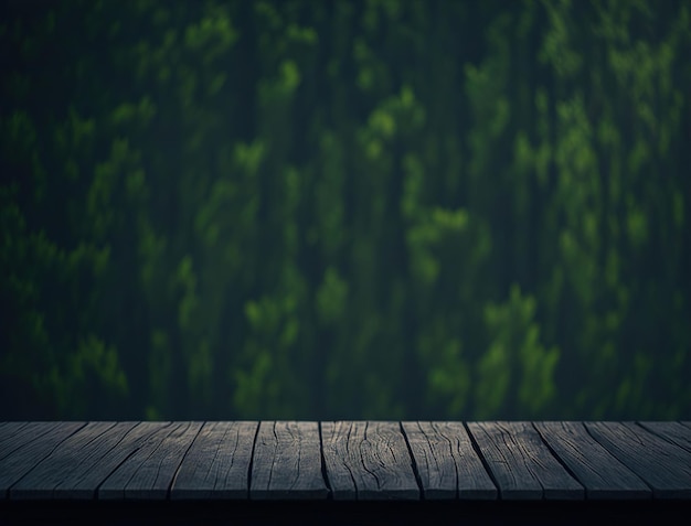 Una plataforma de madera con un fondo de bosque