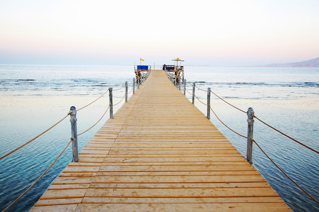 plataforma de madera junto al mar