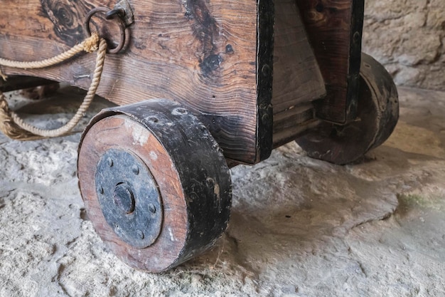 Plataforma de madera con ruedas sobre la que se instala un cañón medieval