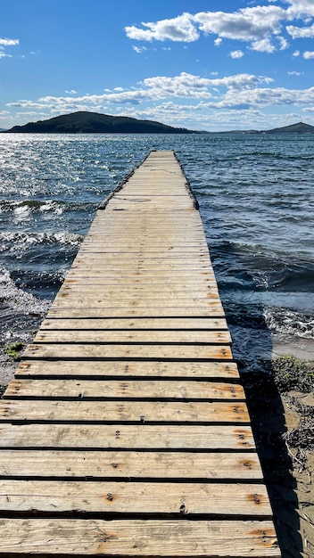 plataforma de madera con vistas al mar