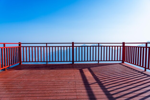 La plataforma de observación en la montaña.