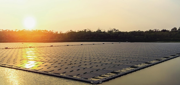 Plataforma de paneles solares sobre agua en concepto de estanque energía limpia en la naturaleza