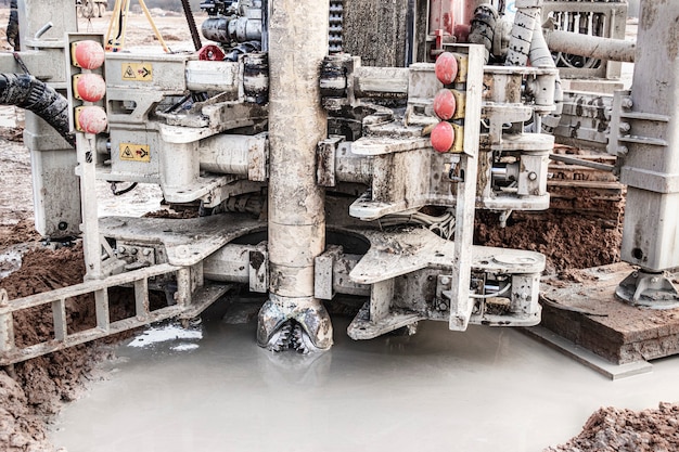 Una plataforma de perforación está trabajando en un sitio. Perforación de agujeros profundos. Trabajos de exploración geológica. Exploración de minerales. Potente taladro perfora un pozo.