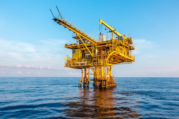 Plataforma de petróleo y gas en el golfo o el mar, la energía mundial, la construcción de petróleo y plataformas marinas