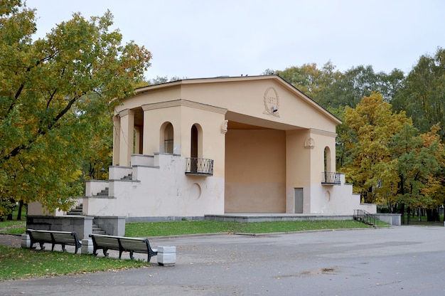 Plataforma teatral no parque outono