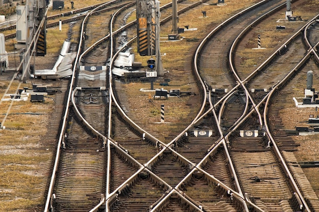 Foto la plataforma del tren de carga antiguos ferrocarriles ucranianos cruzados en un solo lugar juntos