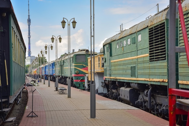 Plataforma entre trenes raros en el museo de la estación de Riga