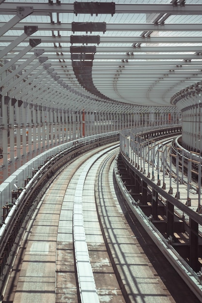 Foto plataforma vacía de la estación de tren en el edificio