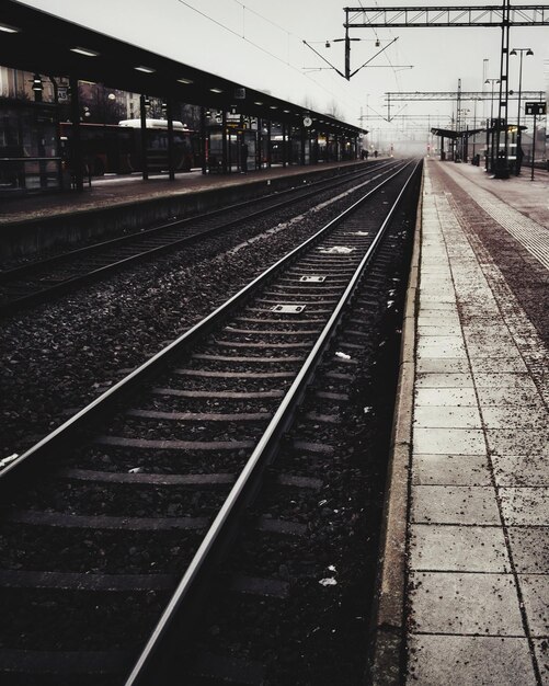 Foto plataforma vacía de la estación de tren en linkoping