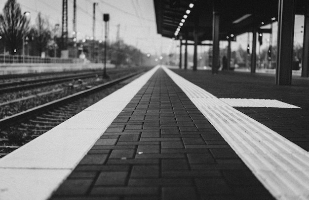 Plataforma vacía de la estación de tren