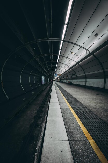 Foto plataforma vacía de la estación de tren