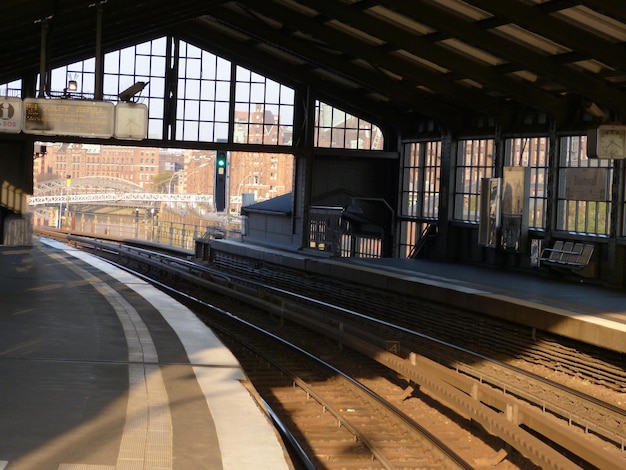 Plataforma vazia da estação ferroviária