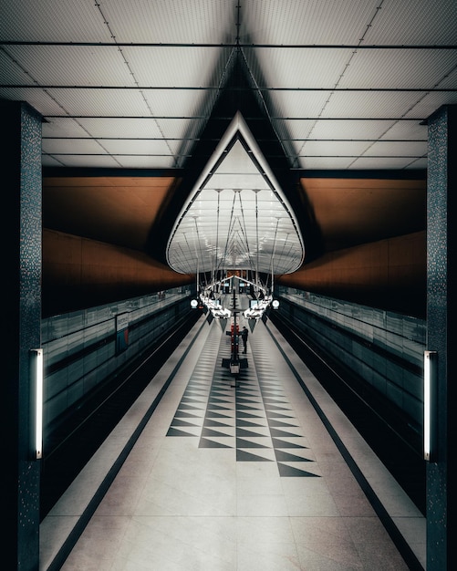 Foto plataforma vazia e iluminada de uma estação ferroviária