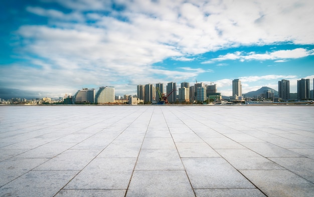 Foto plataforma de visualización de baldosas y edificios urbanos