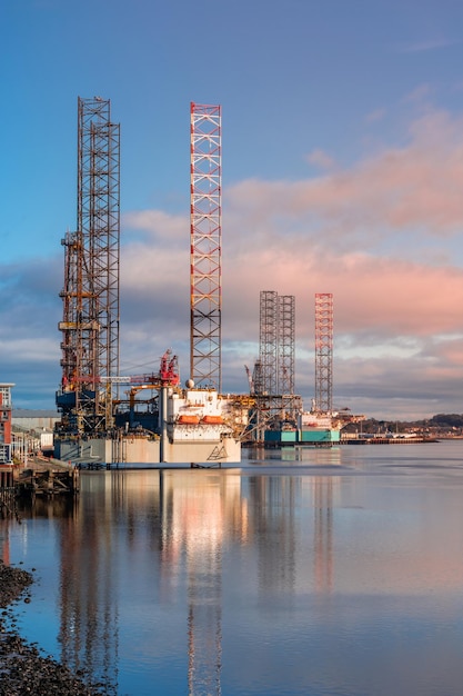 Plataformas de petróleo na cidade de Dundee Britain seascape