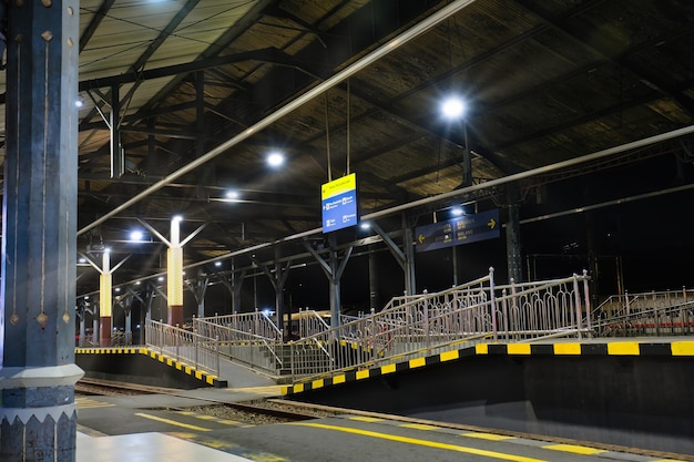 Foto las plataformas oscuras y tranquilas de la estación de tren en medio de la noche en la estación de trenes de yogyakarta 27 de octubre de 2023