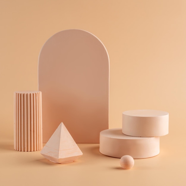 Plataformas ou pedestais de pódio bege em branco com fundo bege para exibição de produtos Estandes vazios para exibição ou apresentação de produtos