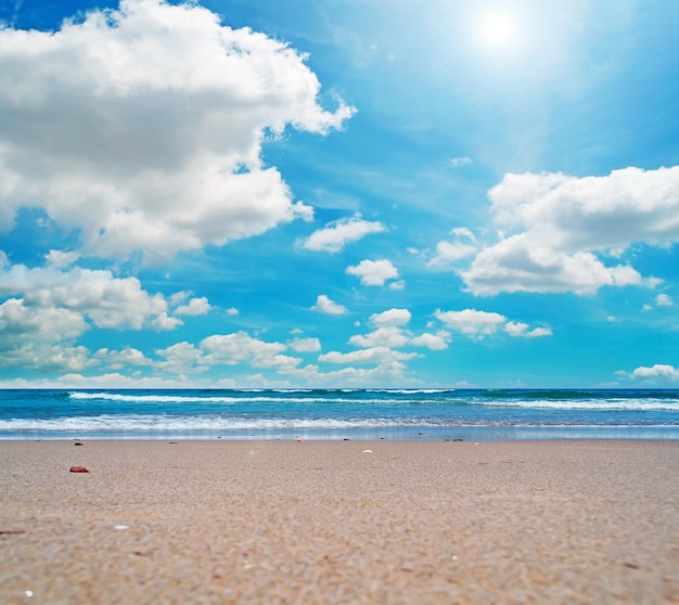 Platamona-Strand gesehen vom Boden unter einem bewölkten Himmel