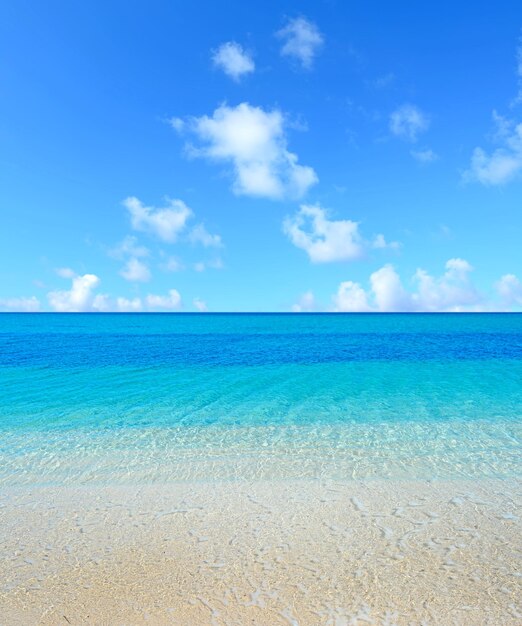 Platamona-Strand unter einem bewölkten Himmel