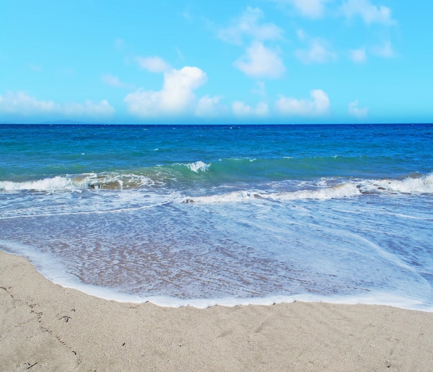 Platamona-Strand unter einem blauen Himmel mit Wolken