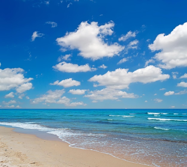 Platamona-Strand unter einem malerischen Himmel