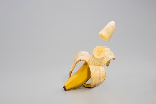 Foto plátano abierto sobre fondo gris