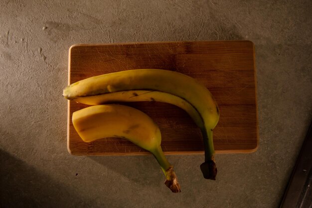 Foto plátano amarillo maduro plátano pelado rodajas de plátano maduro en la mesa de la cocina