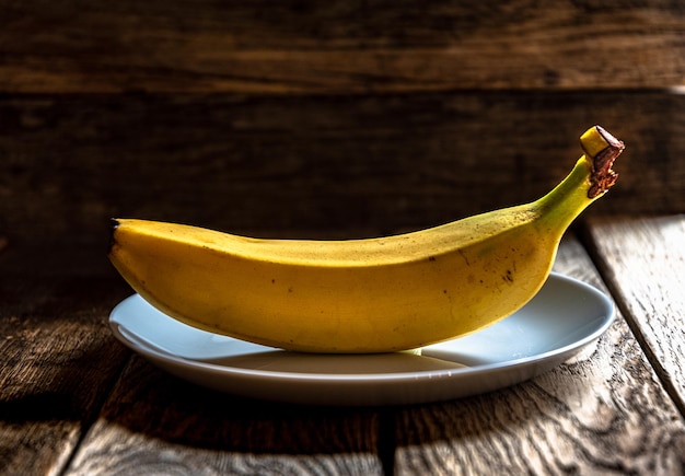 Plátano amarillo maduro en un plato azul grisáceo sobre un fondo de madera oscura Cocina casera en la cocina